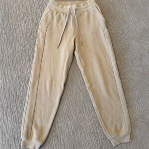 Lululemon Scuba Joggers size 4 excellent condition!